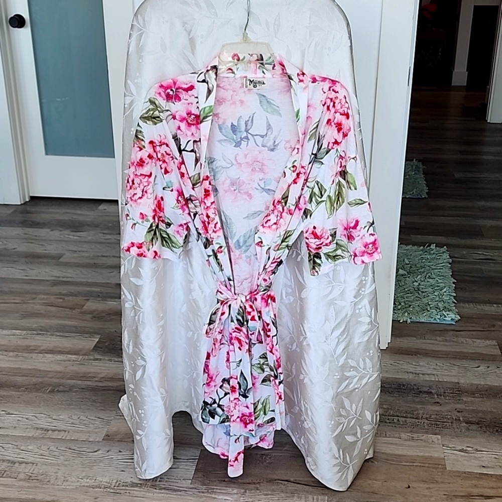 Light weight robe. Excellent used condition.